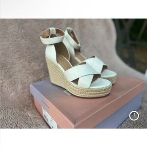 🆕 .    Lisa & Vicky Women's White Wedge Sandals